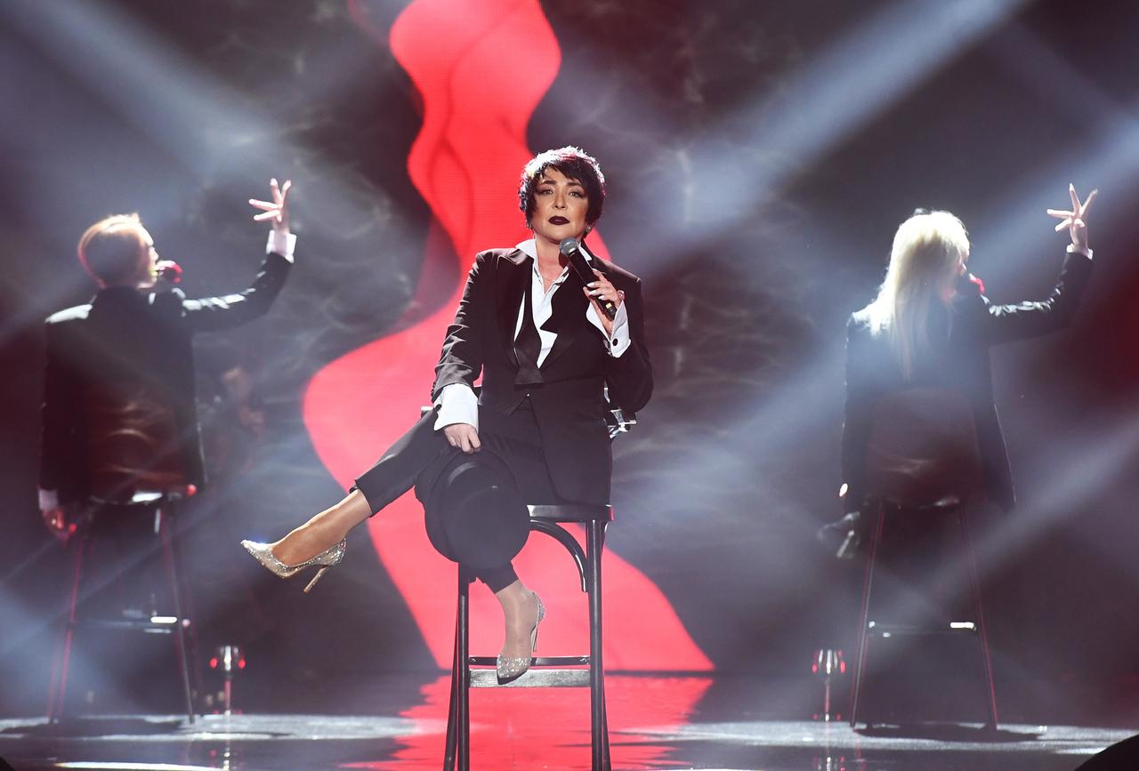 Лолита показала со сцены нижнее белье и попала на видео