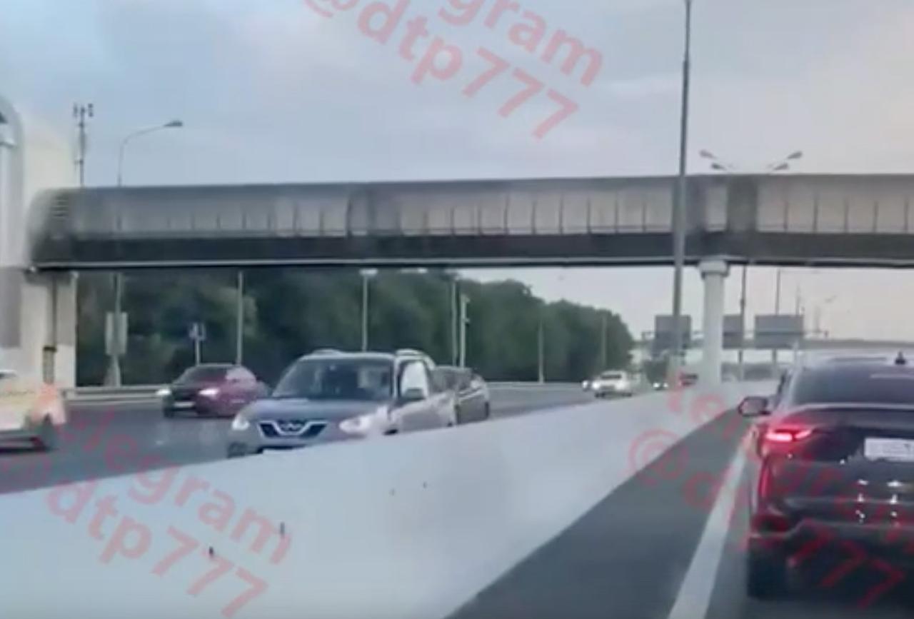 Автомобиль проехал задним ходом по МКАД и попал на видео