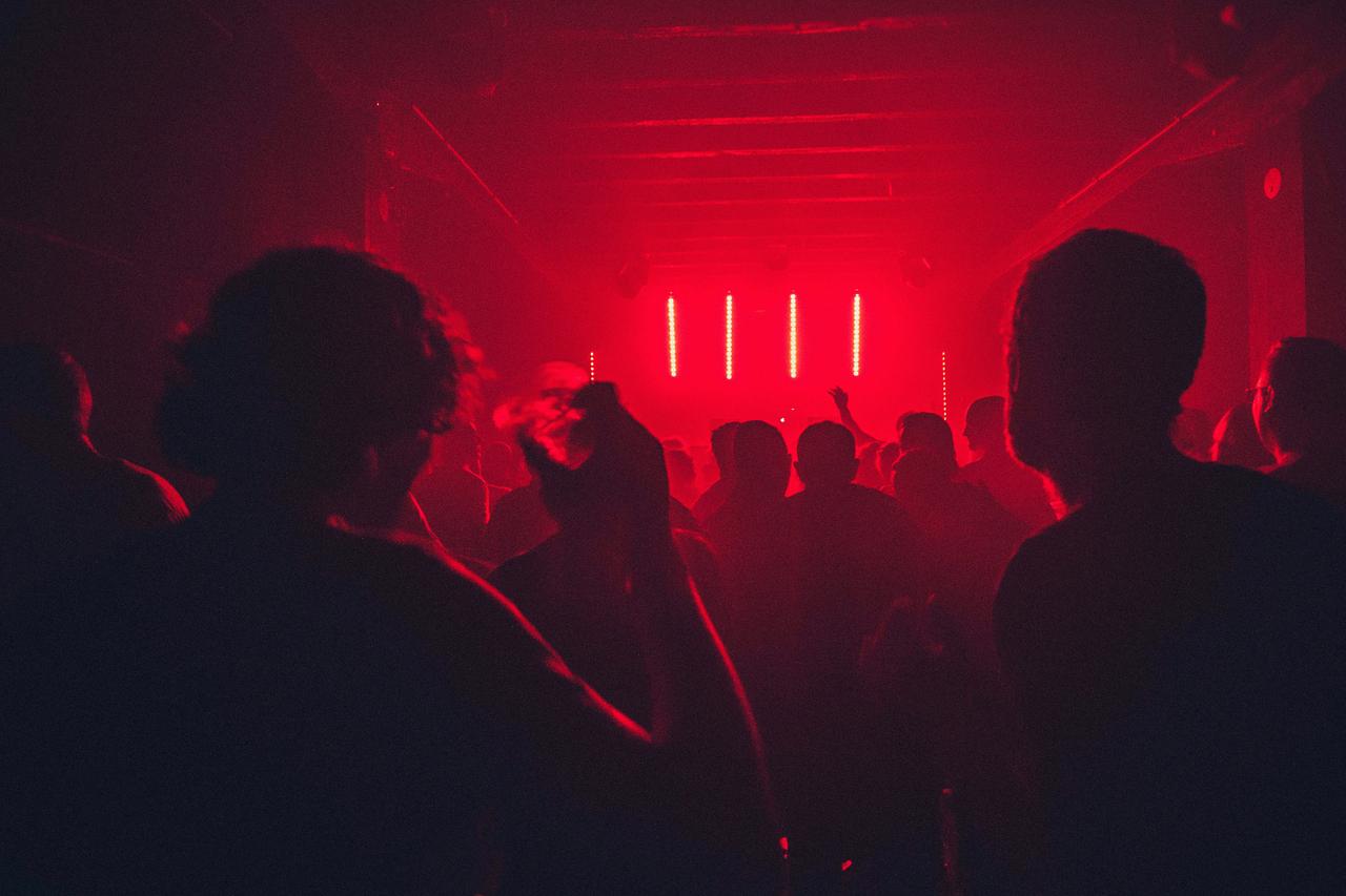 Мужчины надругались над пьяным москвичом после знакомства в клубе