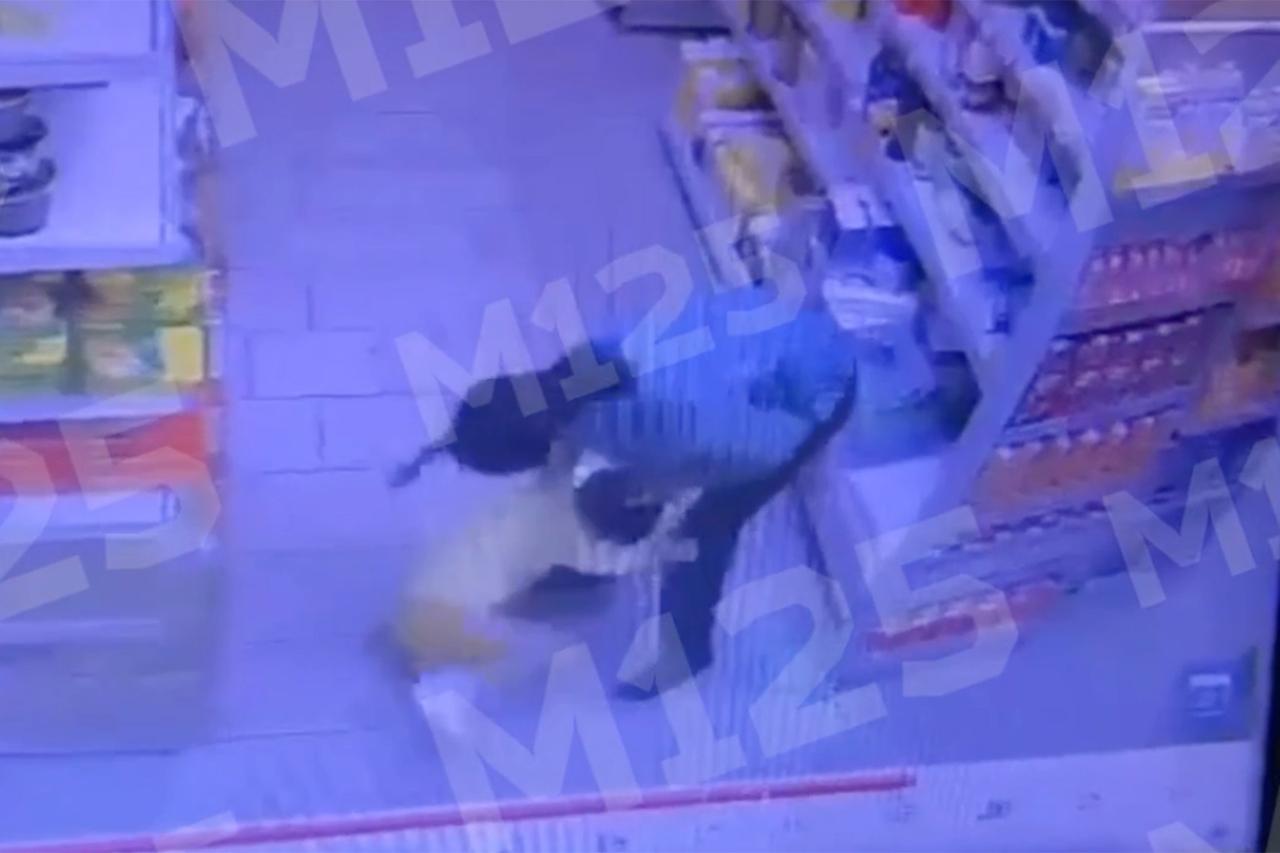 Женщина избила ребенка в продуктовом магазине и попала на видео