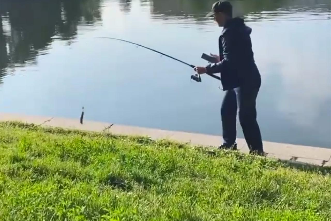 Жителей центра Москвы возмутила рыбная ловля на Патриарших прудах