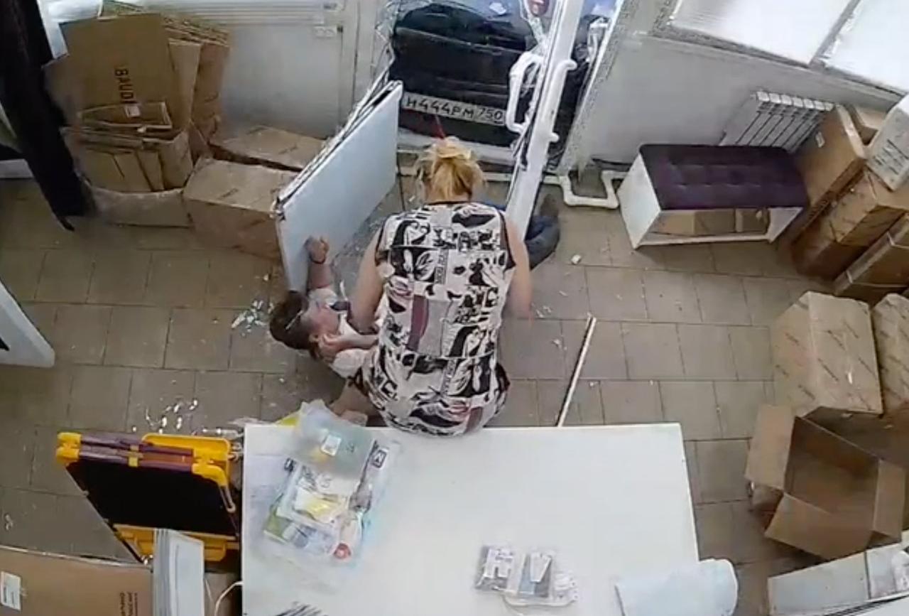 В Подмосковье автомобиль сбил мужчину с ребенком в коляске