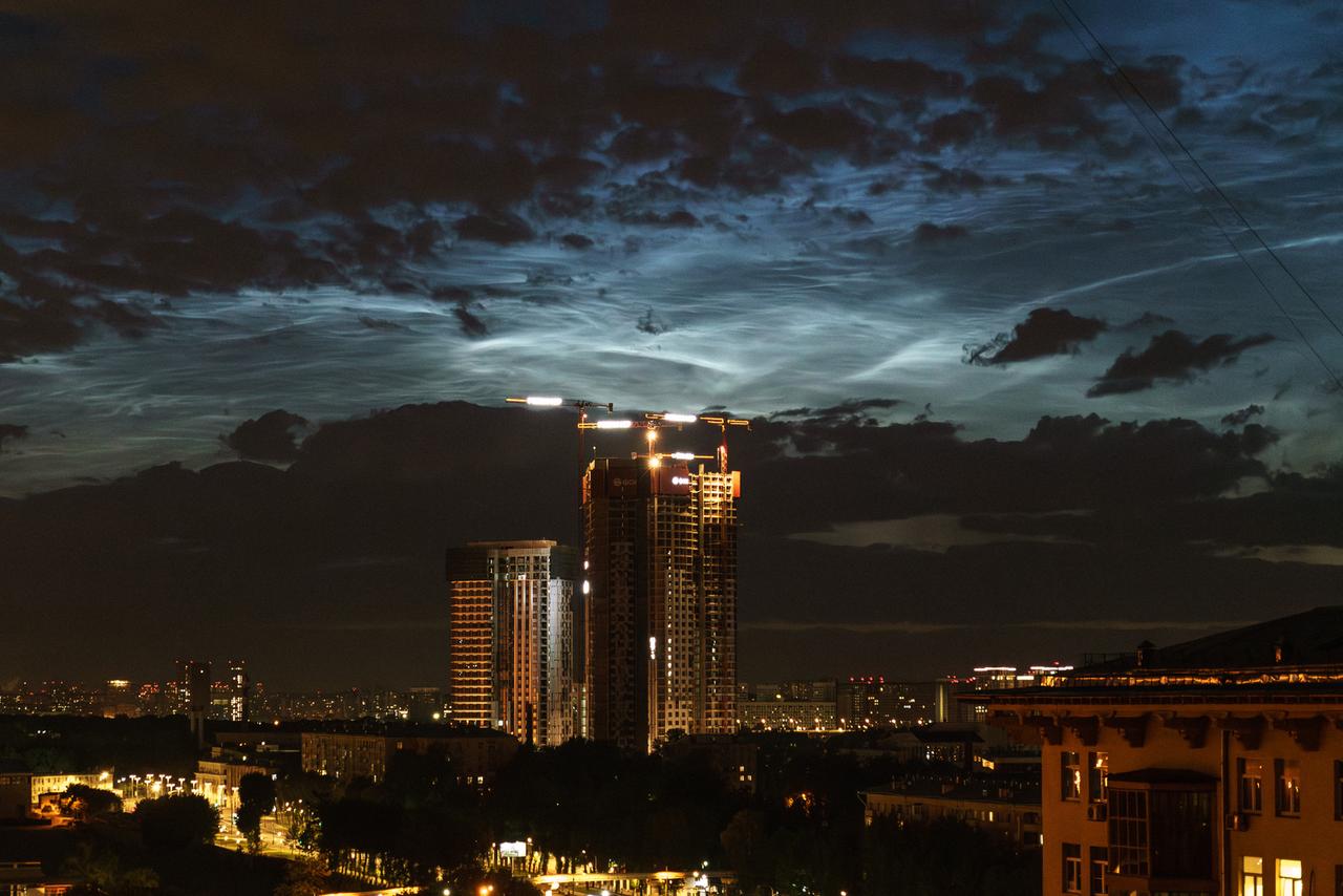 Уникальное природное явление заметили в небе над Москвой