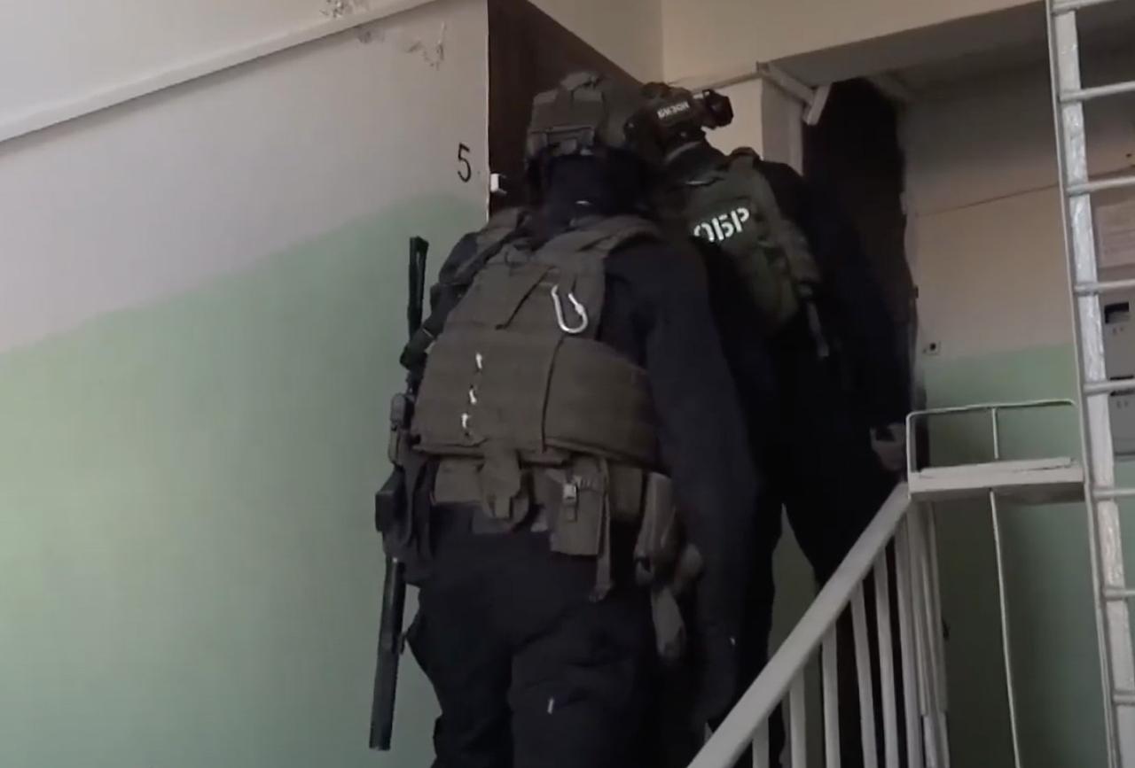 Жесткое задержание спецназом квартирных мошенников попало на видео