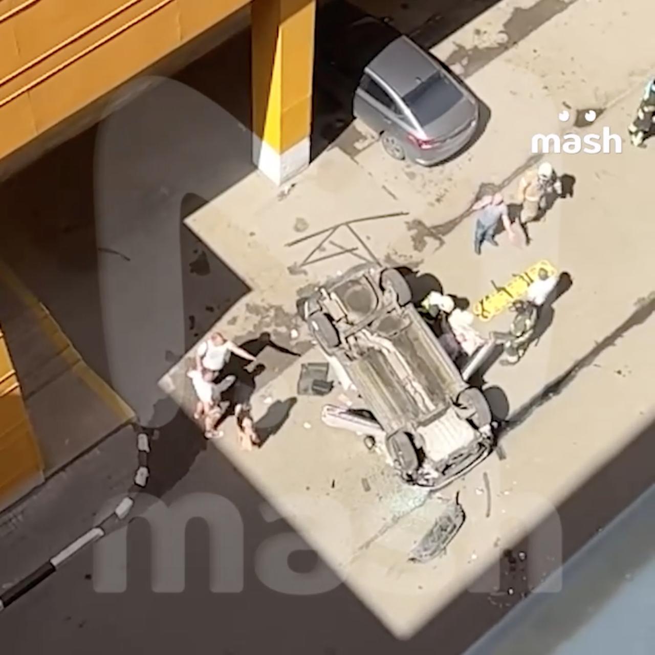 В Москве автомобиль упал со второго этажа парковки и попал на видео