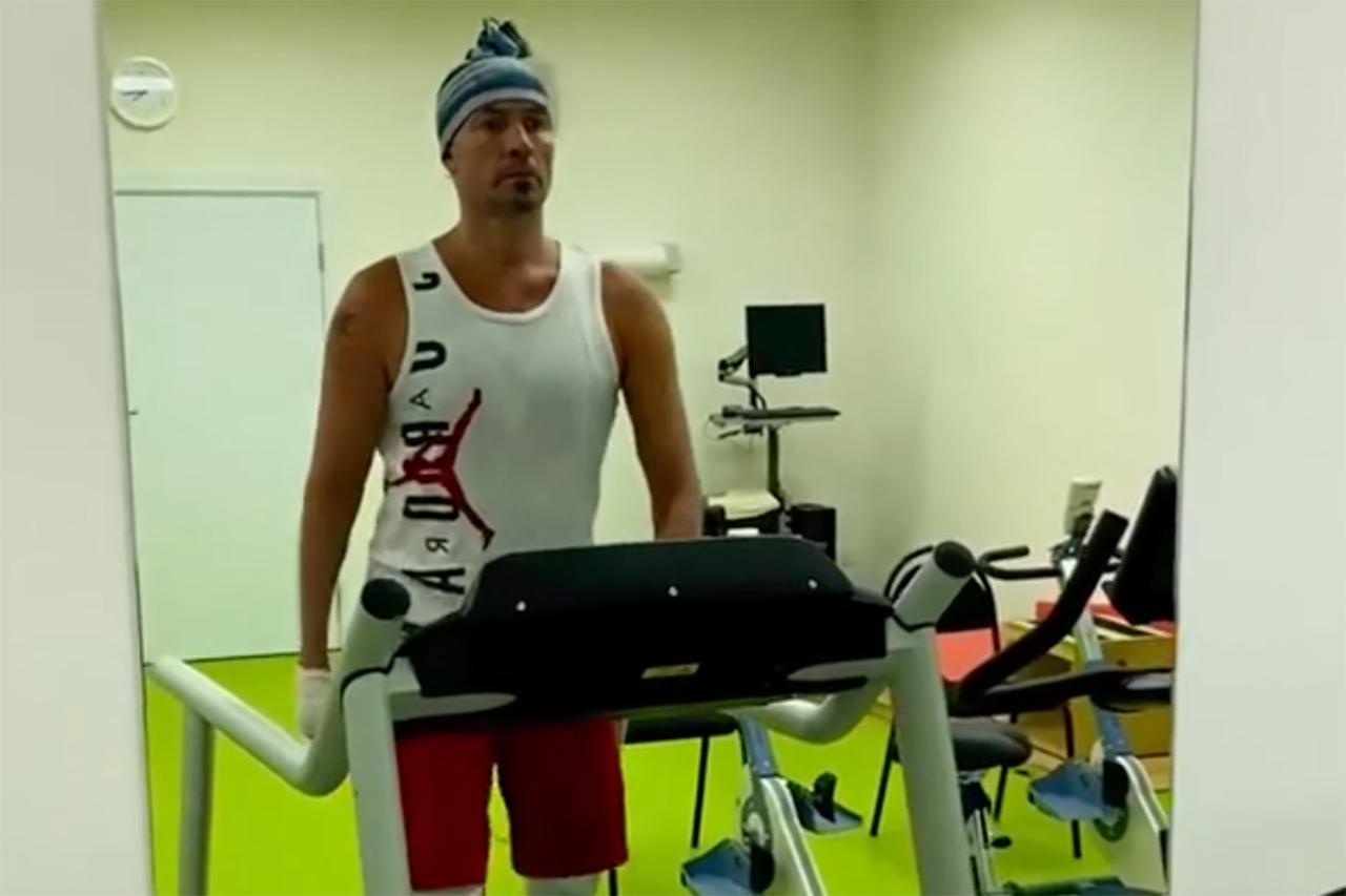 Роман Костомаров показал на видео тренировку в протезах