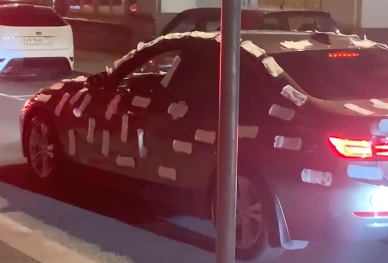 BMW с «женским тюнингом» в центре Москвы попал на видео