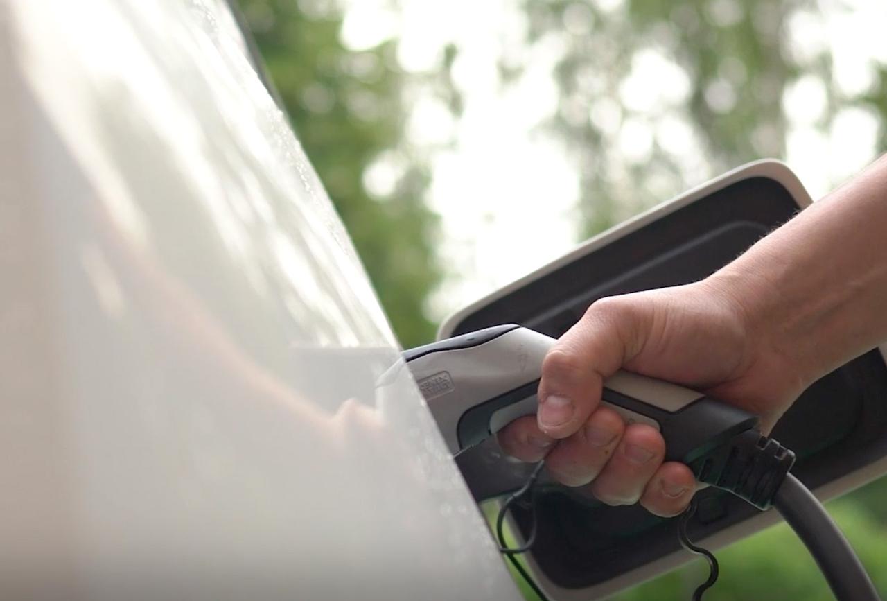 Собянин представил уникальную зарядную станцию для электромобилей