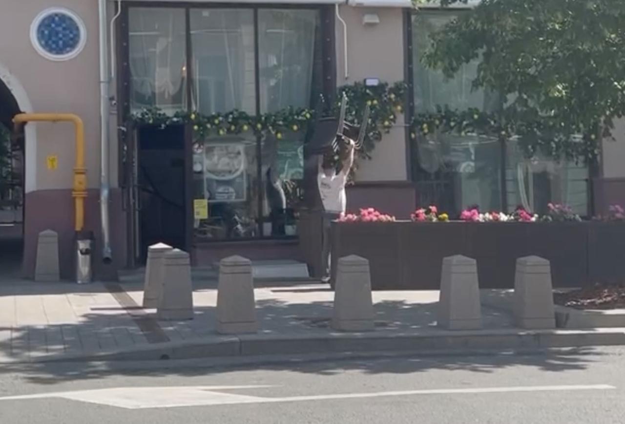 Необычный воркаут сотрудника кафе в центре Москвы попал на видео