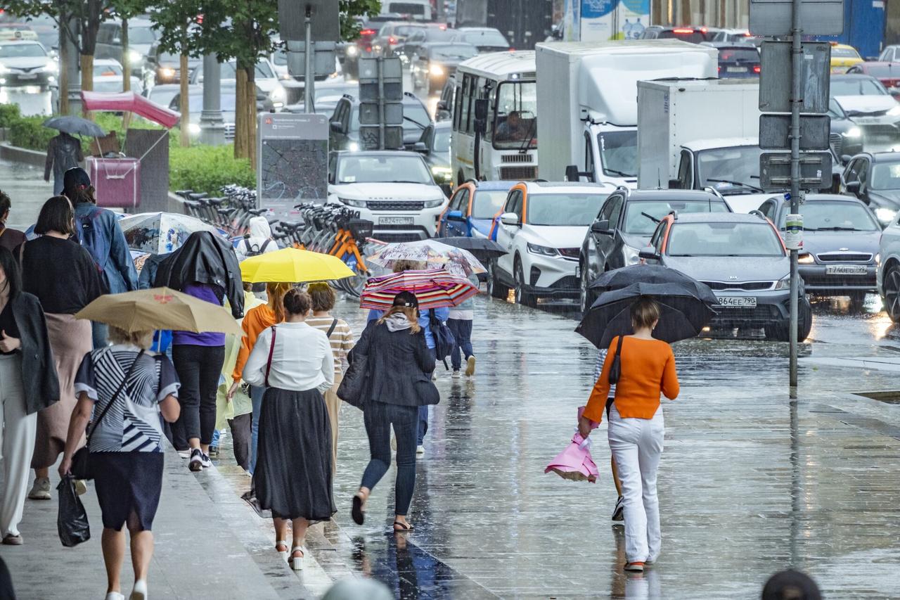 Жителям Москвы предрекли ливни и похолодание на выходных