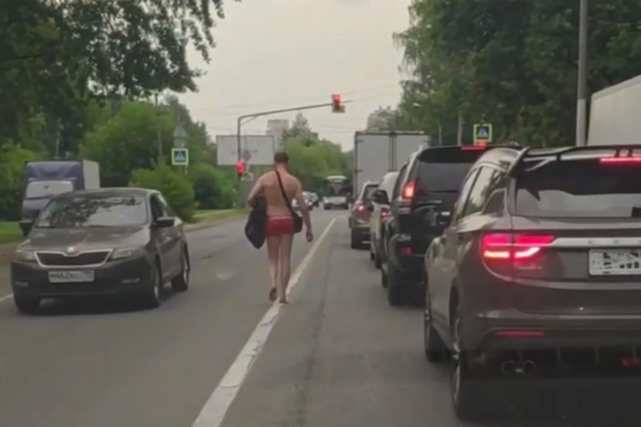Мужчина в трусах прошелся по разделительной полосе дороги и попал на видео