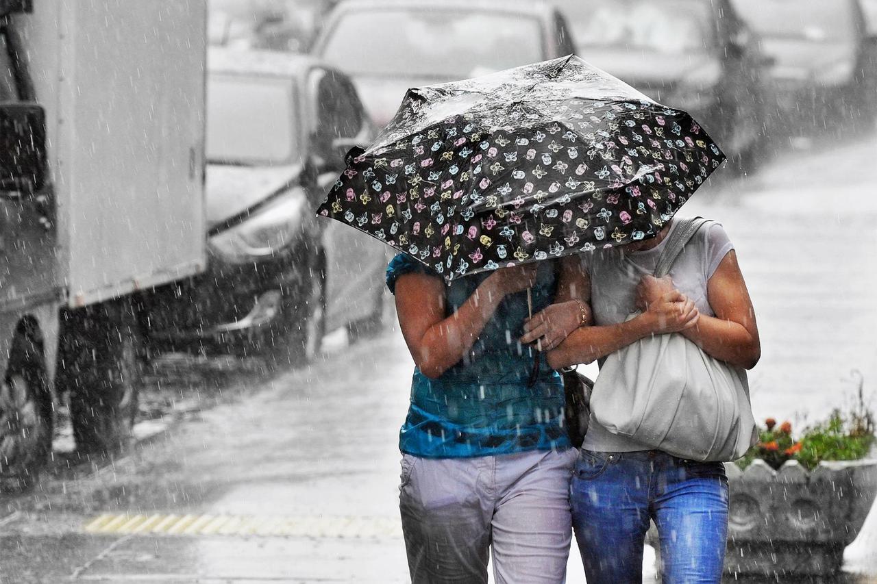 Москвичей предупредили о грозе с градом и сильном ветре