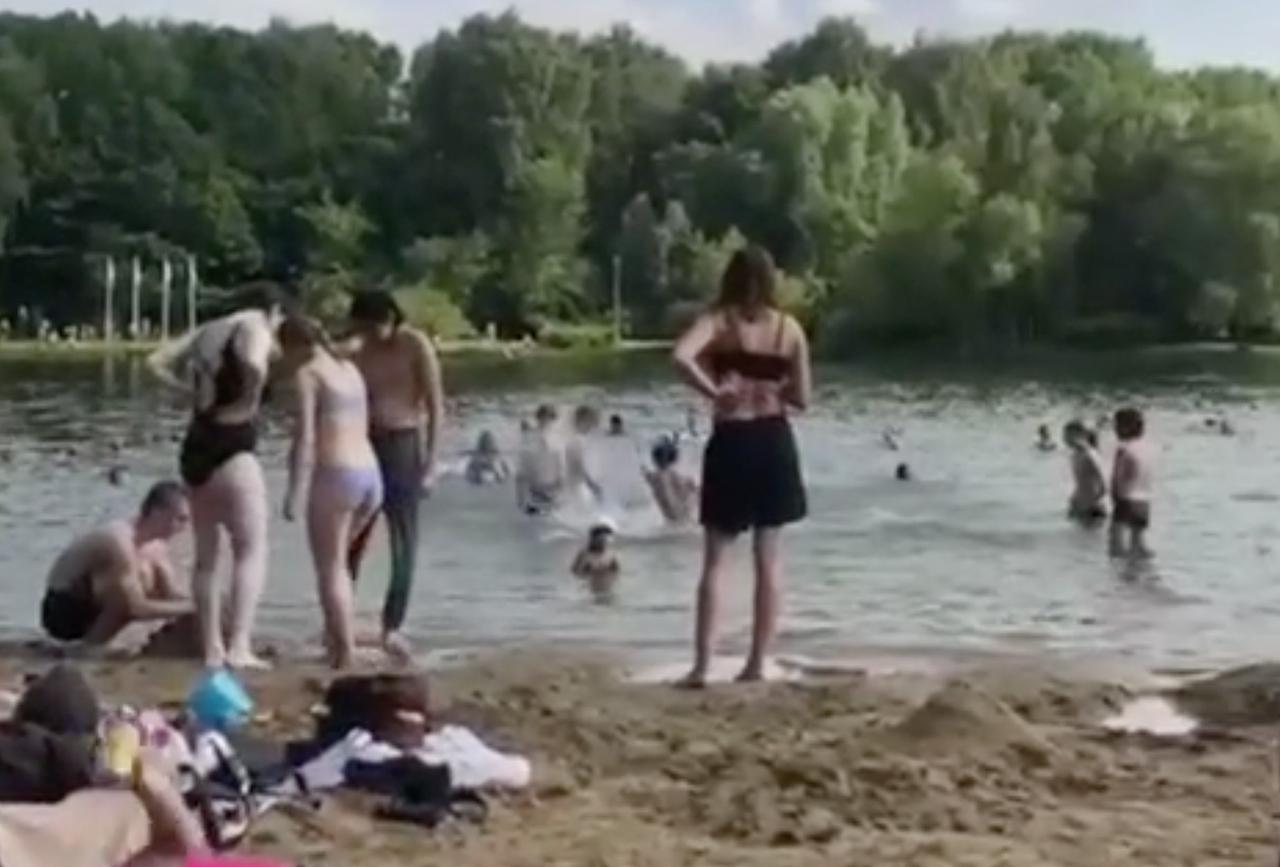 Обстановка на московском пляже попала на видео