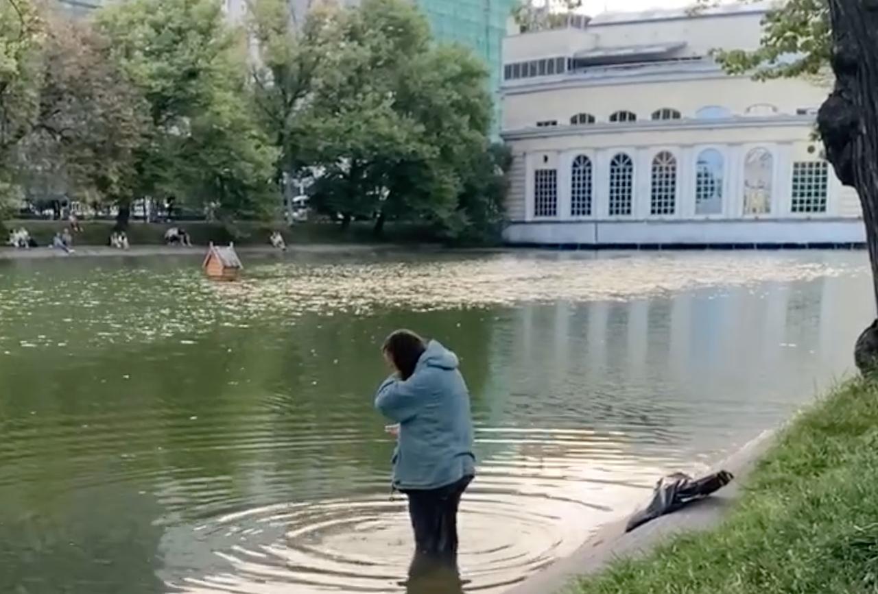 «Русалка» на Чистых прудах утром на Ивана Купалу рассмешила пользователей сети