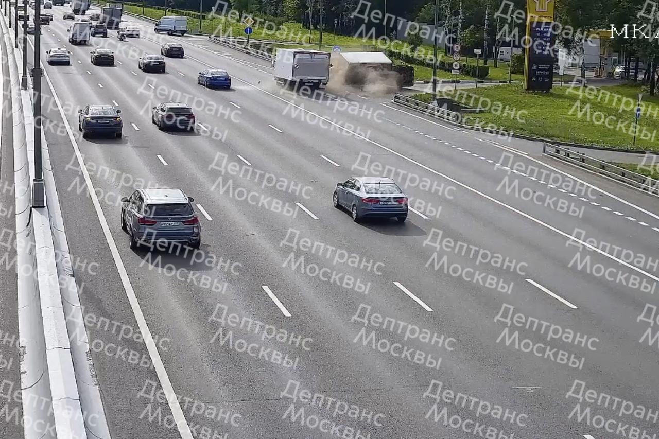 Серьезное ДТП с участием двух грузовиков на МКАД попало на видео