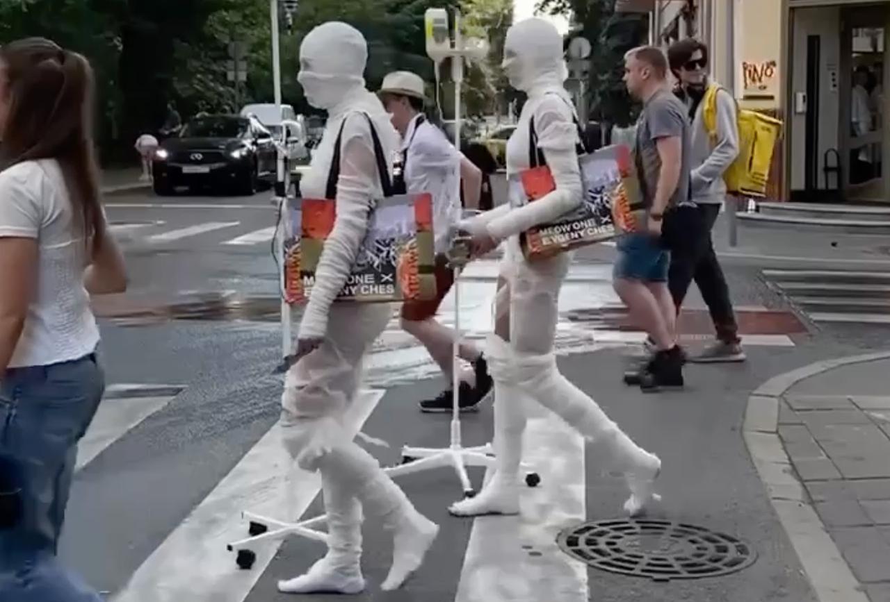 «Белые ходоки» с капельницами попали на видео в центре Москвы