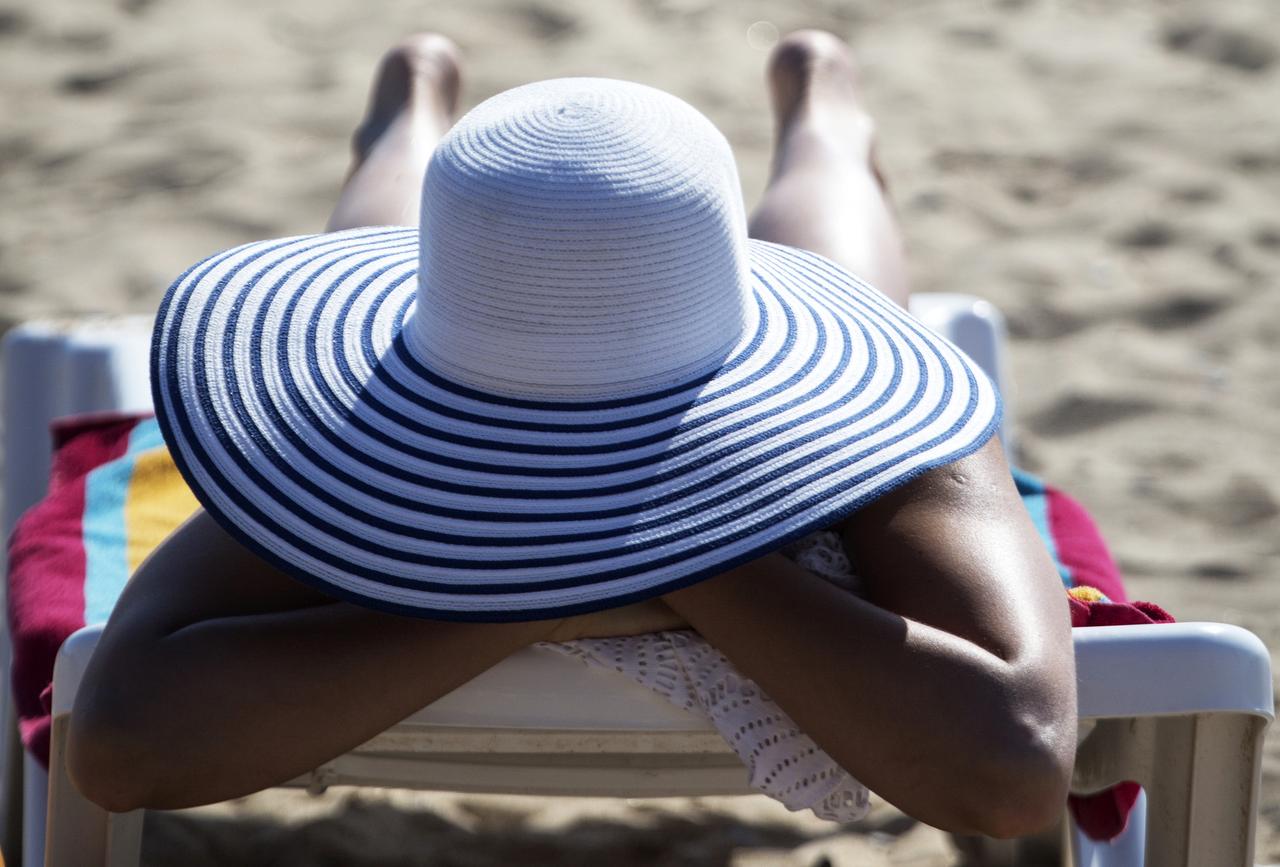 Маммолог предупредил загорающих топлес об опасности