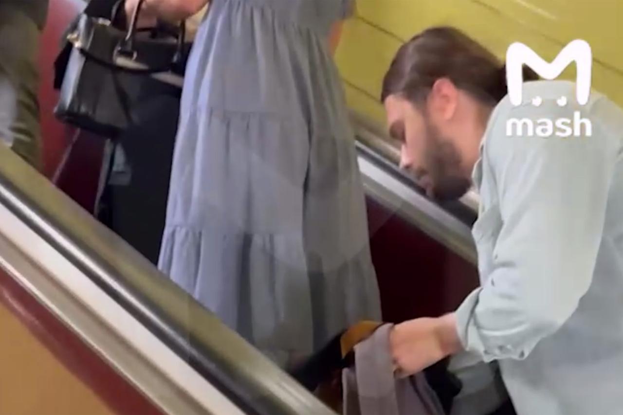 Вуайерист с камерой попал на видео в московском метро