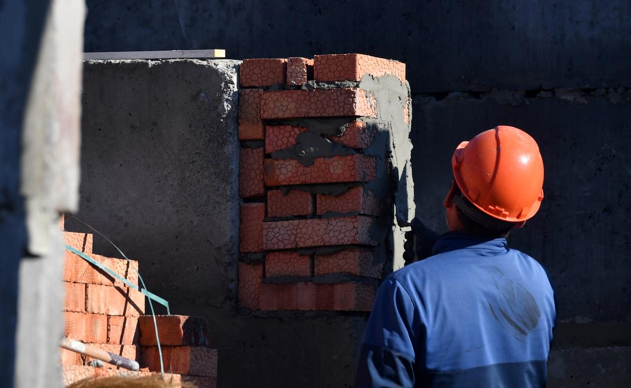 В Москве рабочий сорвался с высоты 17-го этажа и погиб