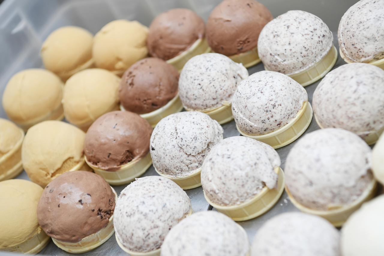 Огромная очередь за бесплатным мороженым у метро в Москве попала на видео