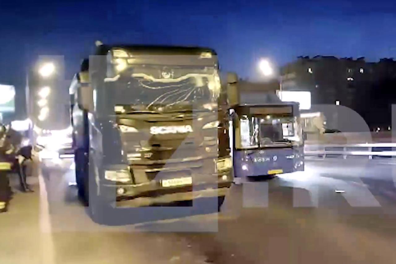 Шесть человек госпитализировали после крупной аварии в Москве