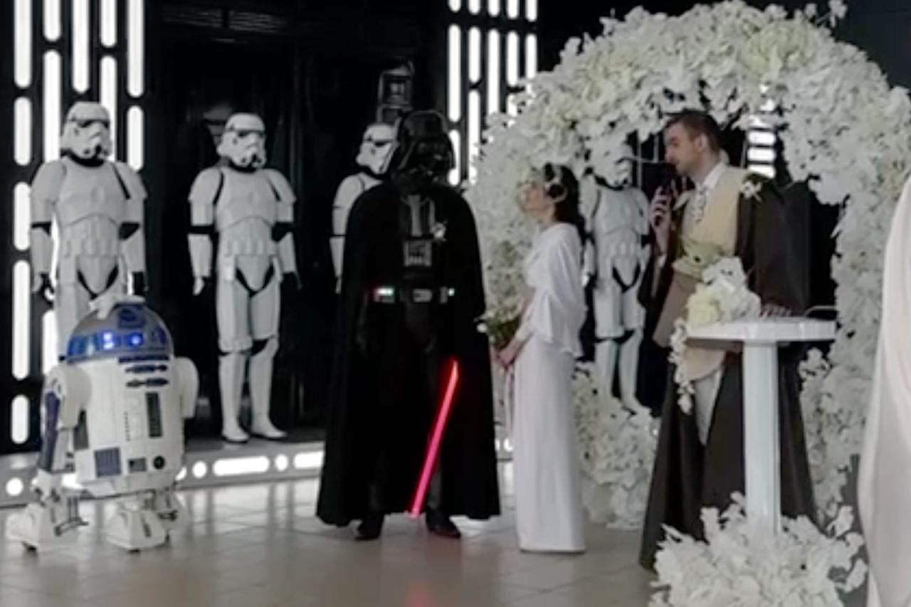 Свадьба в стиле «Звездных войн» в Москве попала на видео