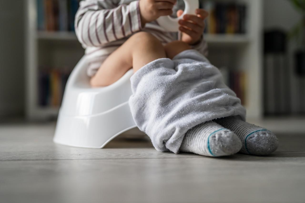 Россиянка пыталась пронести в самолет детский горшок на голове и попала на видео