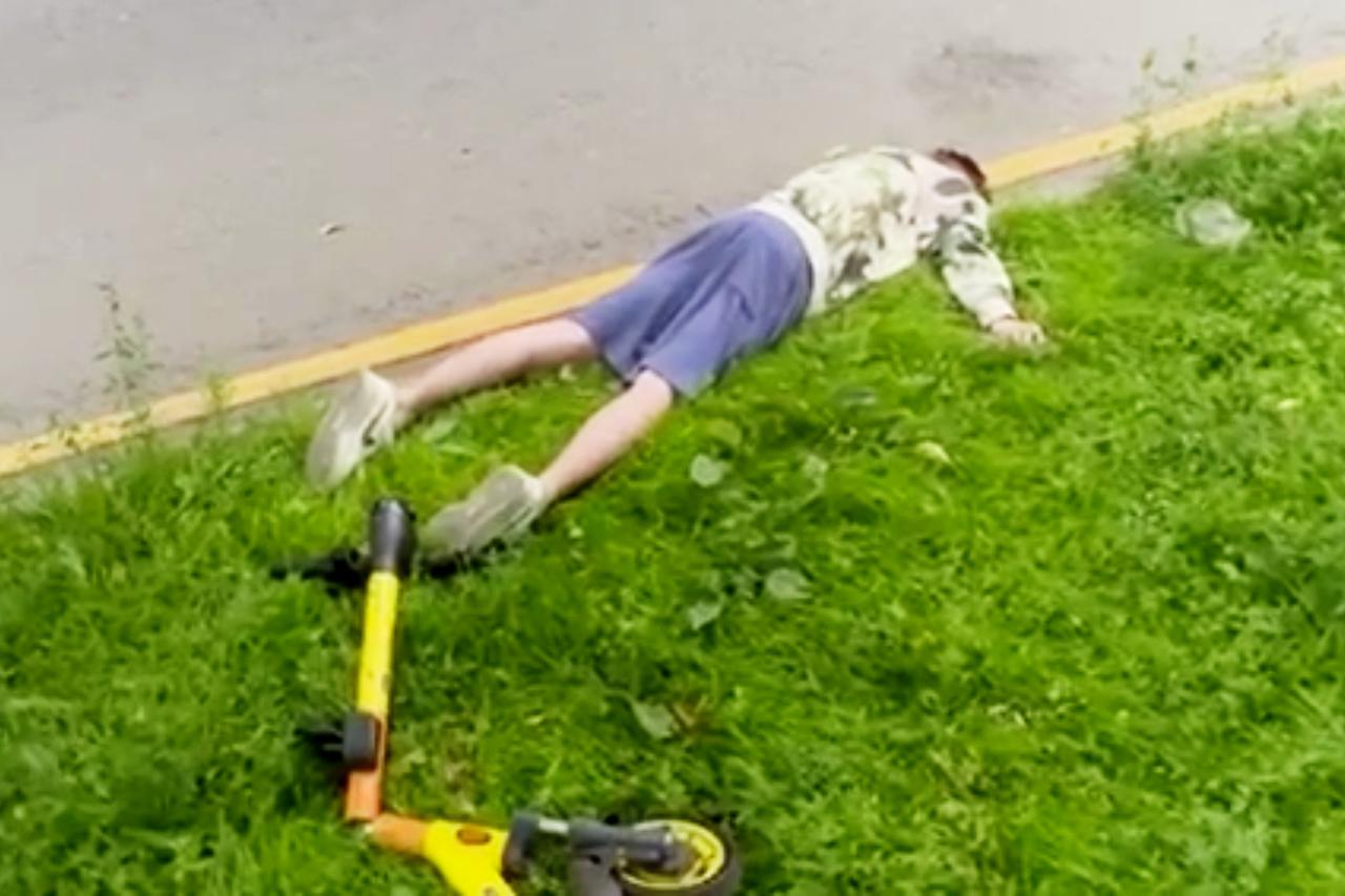 Молодой человек разбился на электросамокате в Москве