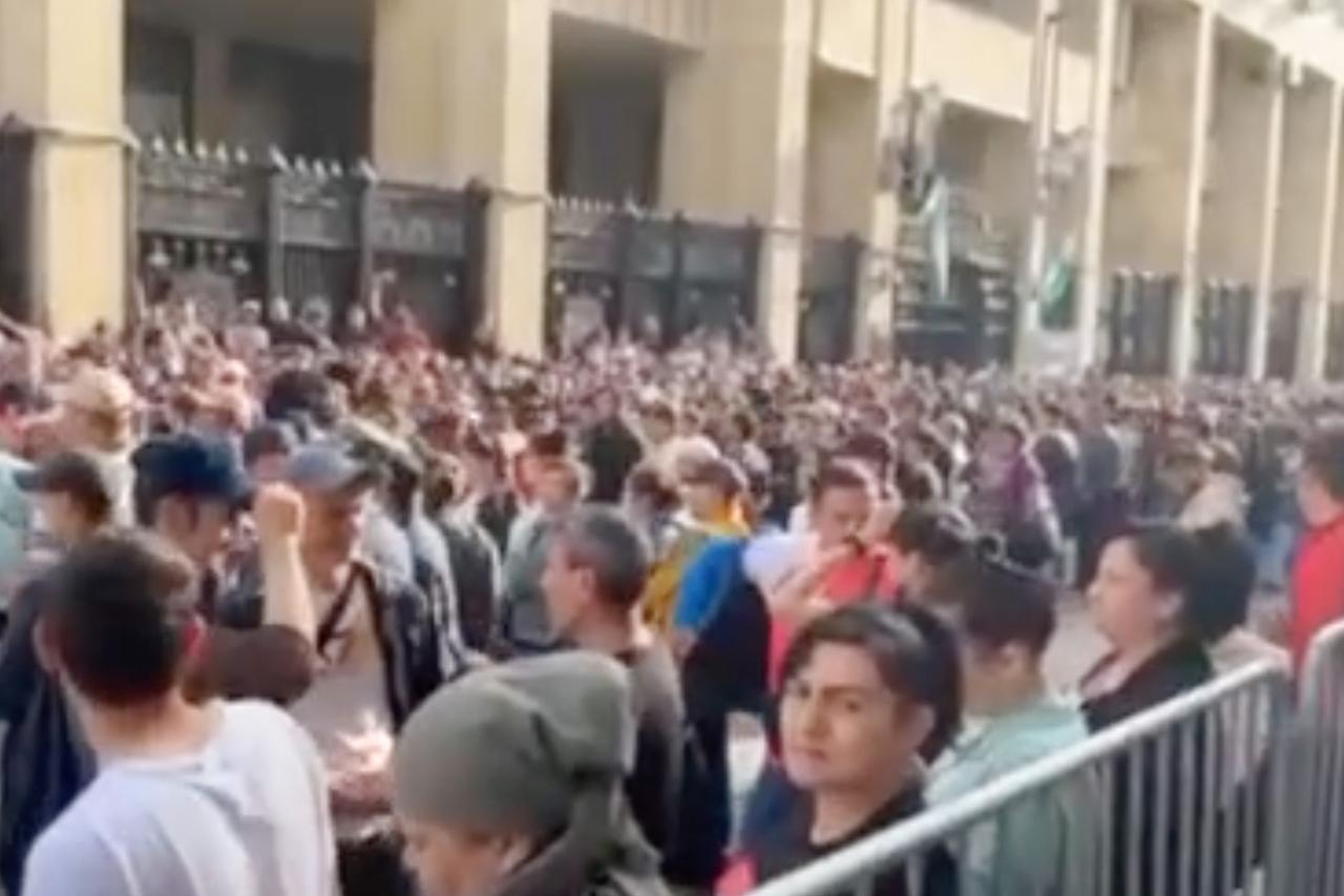 Огромная очередь к посольству Узбекистана в Москве попала на видео