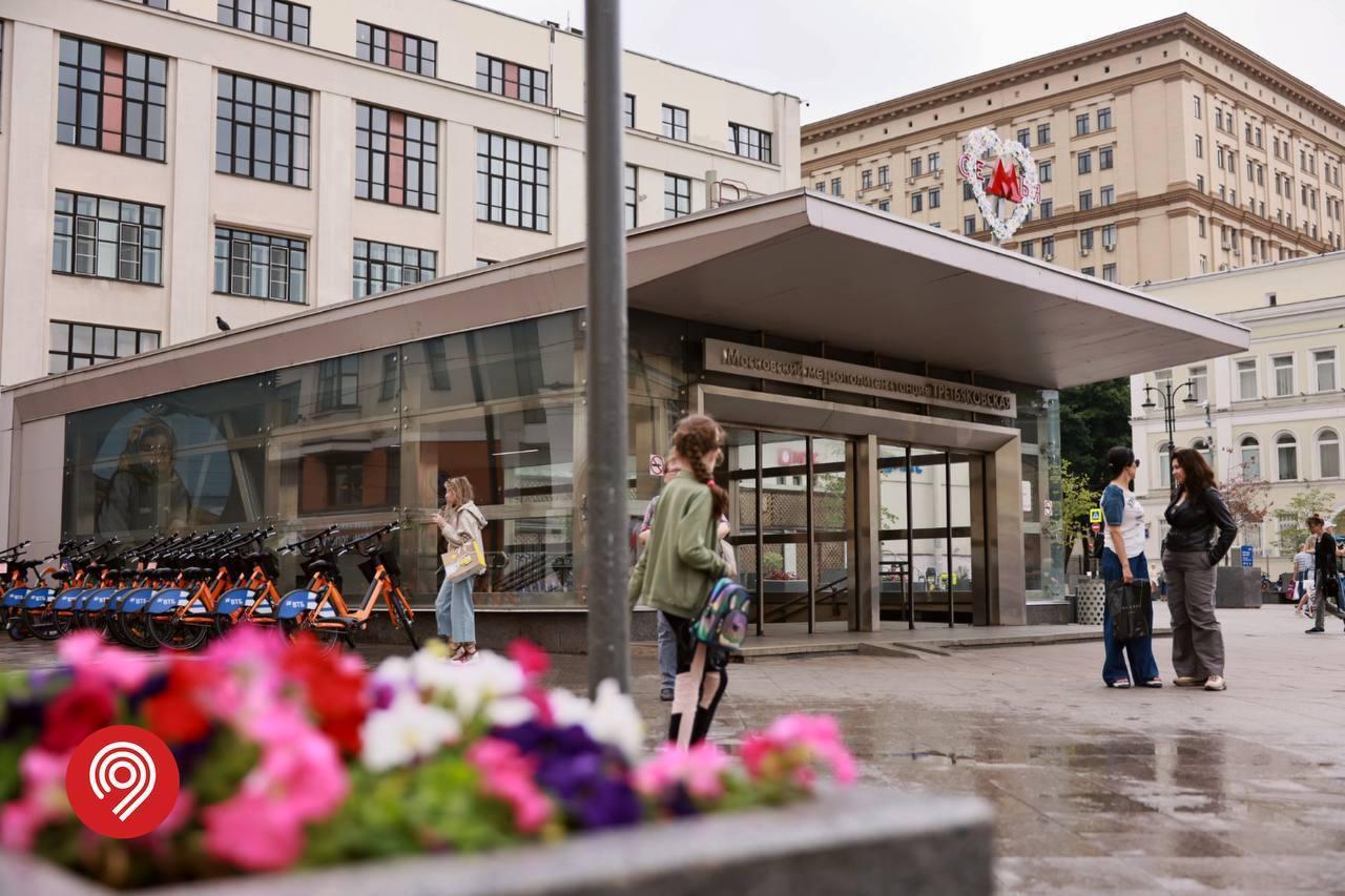 Инсталляции в форме сердца разместили на шести станциях московского метро