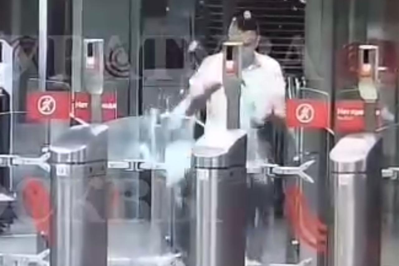 Безбилетный пассажир московского метро разбил турникет и попал на видео