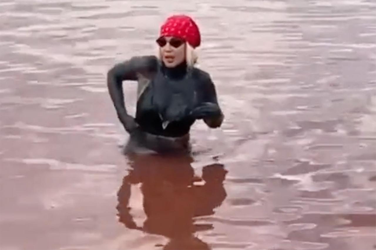 52-летняя Лера Кудрявцева опубликовала видео из грязевой ванны