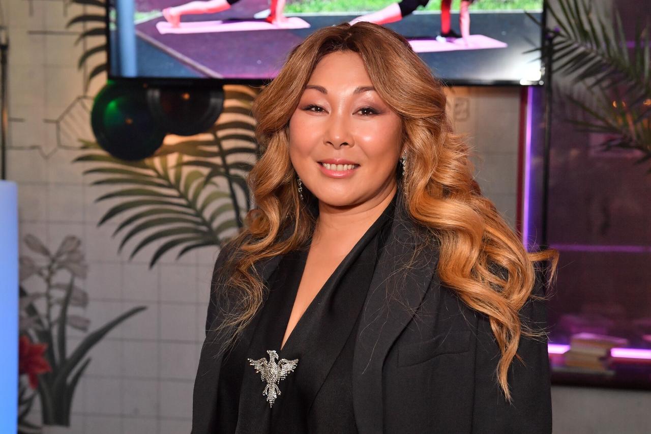 Анита Цой похвасталась сумкой по цене квартиры в Москве