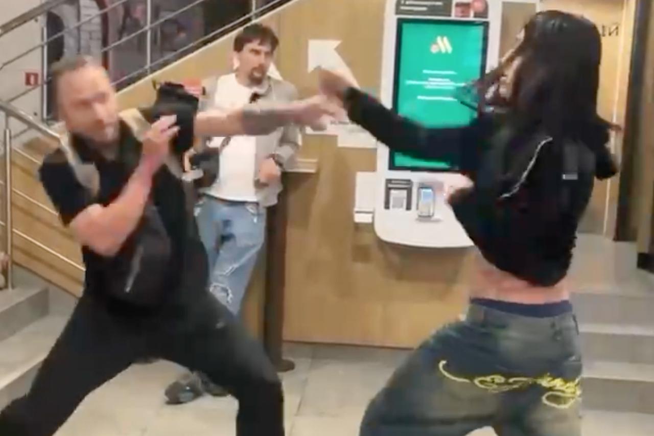 Драка трансгендера и мужчины во «Вкусно — и точка» попала на видео