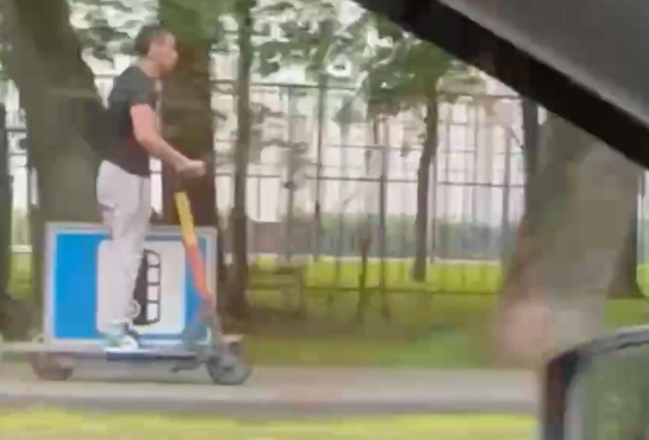 Мужчина на самокате с дорожным знаком между ногами попал на видео в Москве