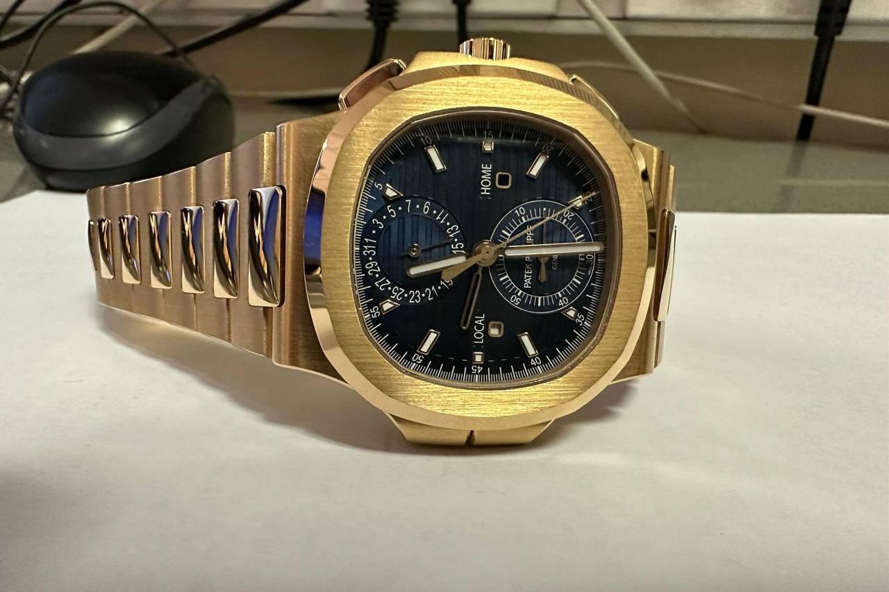 Мужчина пытался ввезти из Дубая в Москву часы по цене квартиры