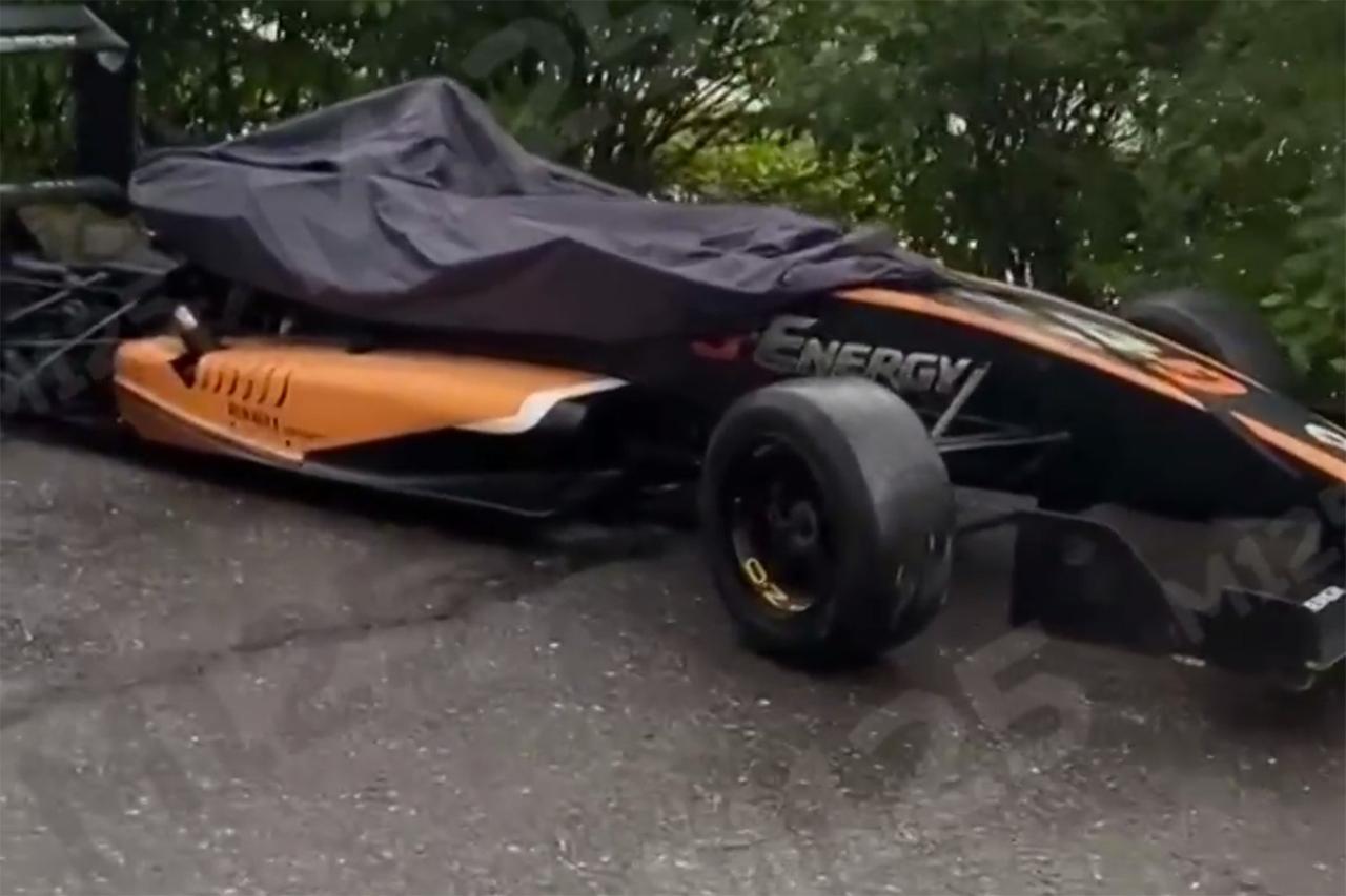 Гоночный болид заметили и сняли на видео очевидцы в кустах у московского парка