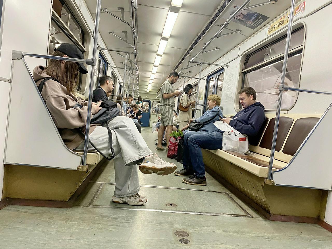 Босая девушка в московском метро возмутила пользователей сети