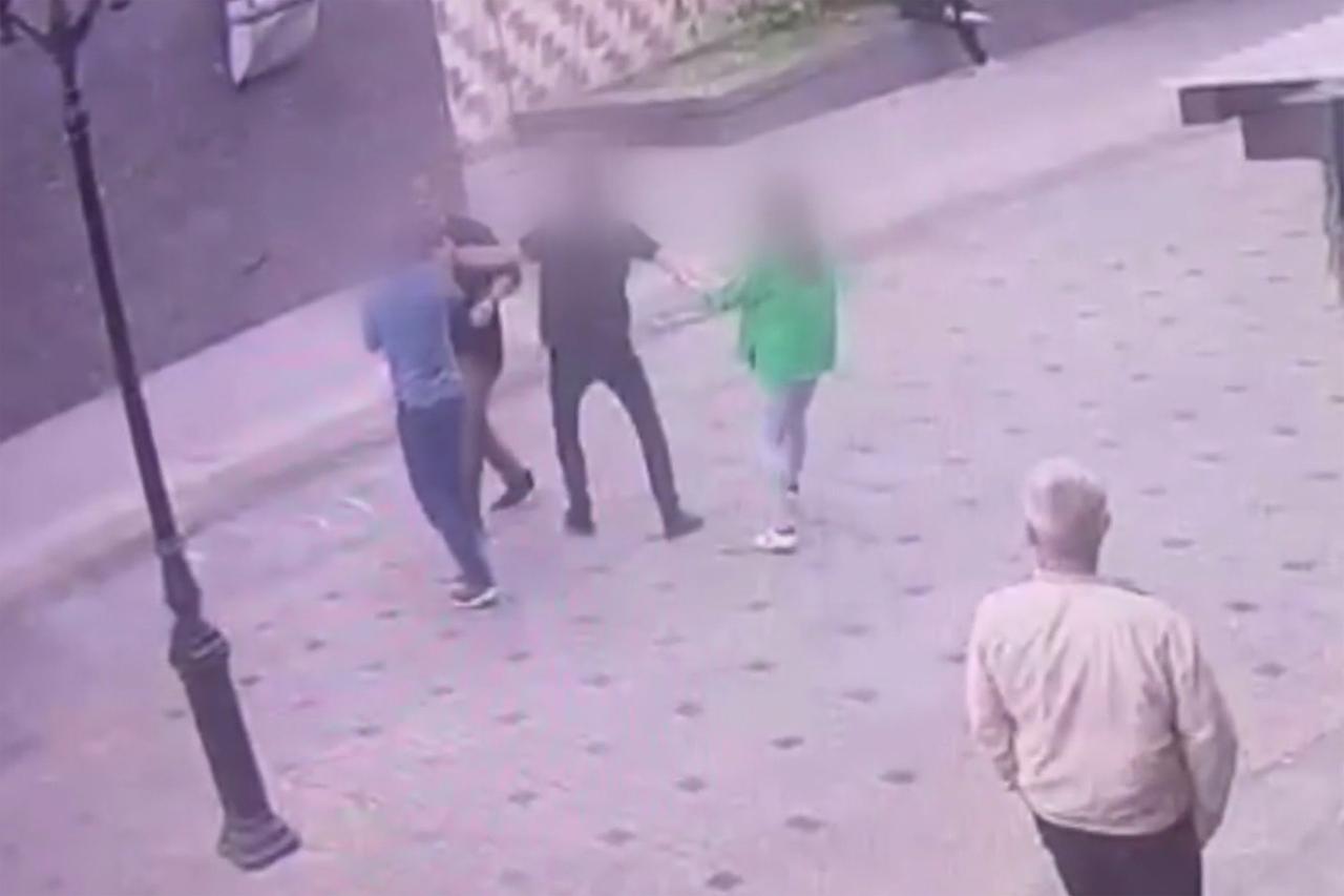 Драка у бара в центре Москвы попала на видео