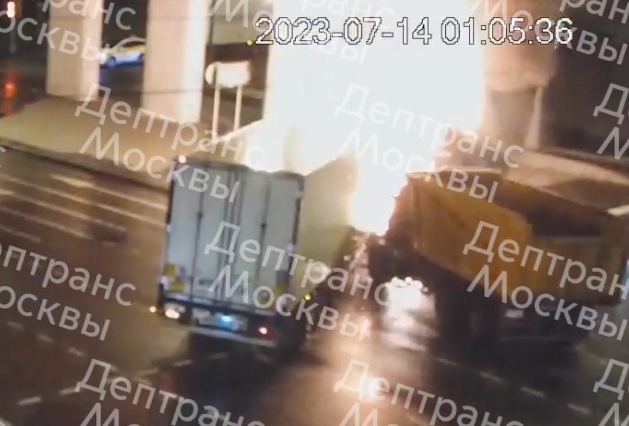 ДТП с двумя грузовиками в Москве попало на видео