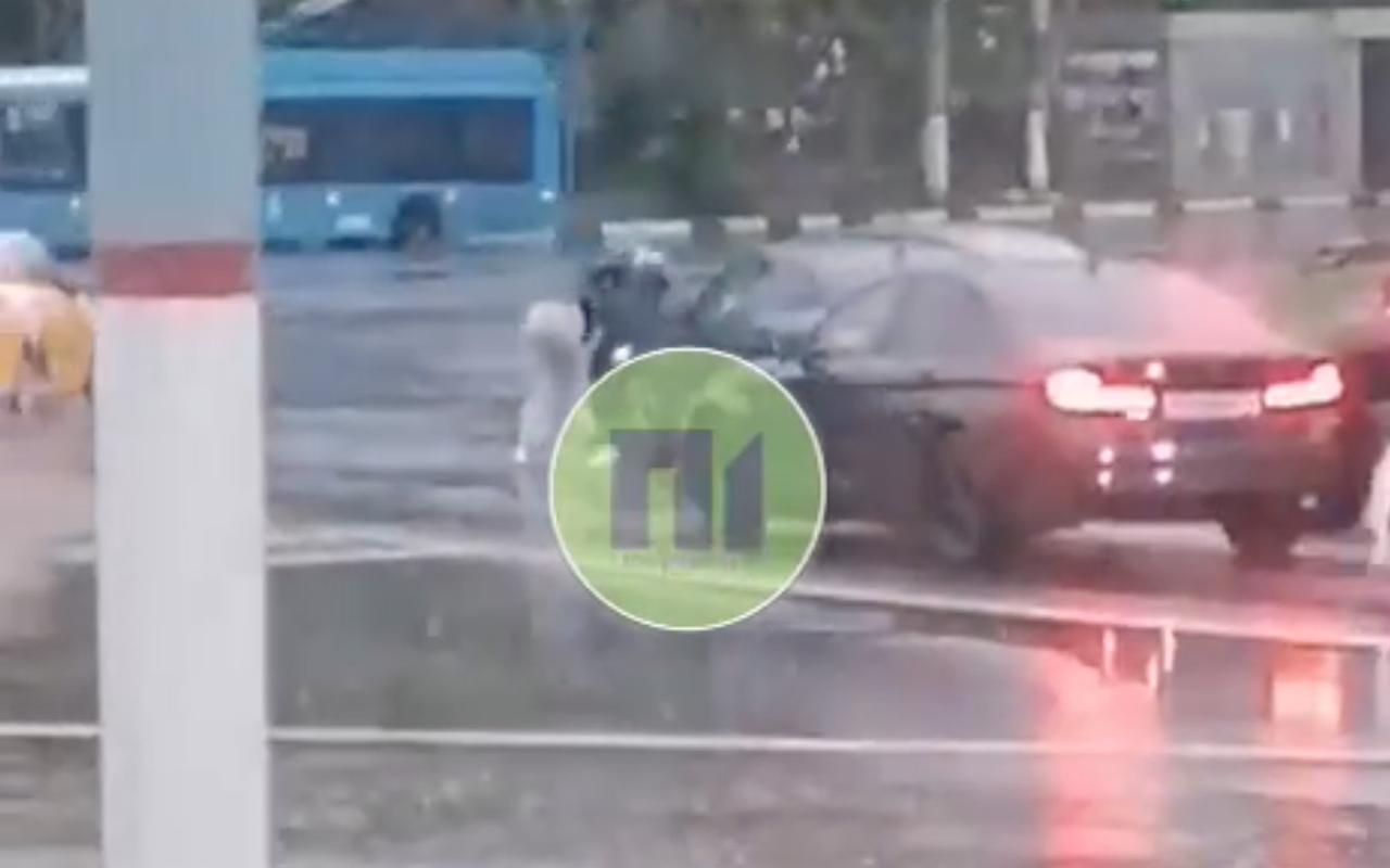 Драка двух женщин у подмосковного ТЦ попала на видео