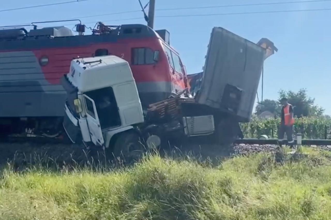Московский поезд протаранил фуру с пивом в Северной Осетии и попал на видео