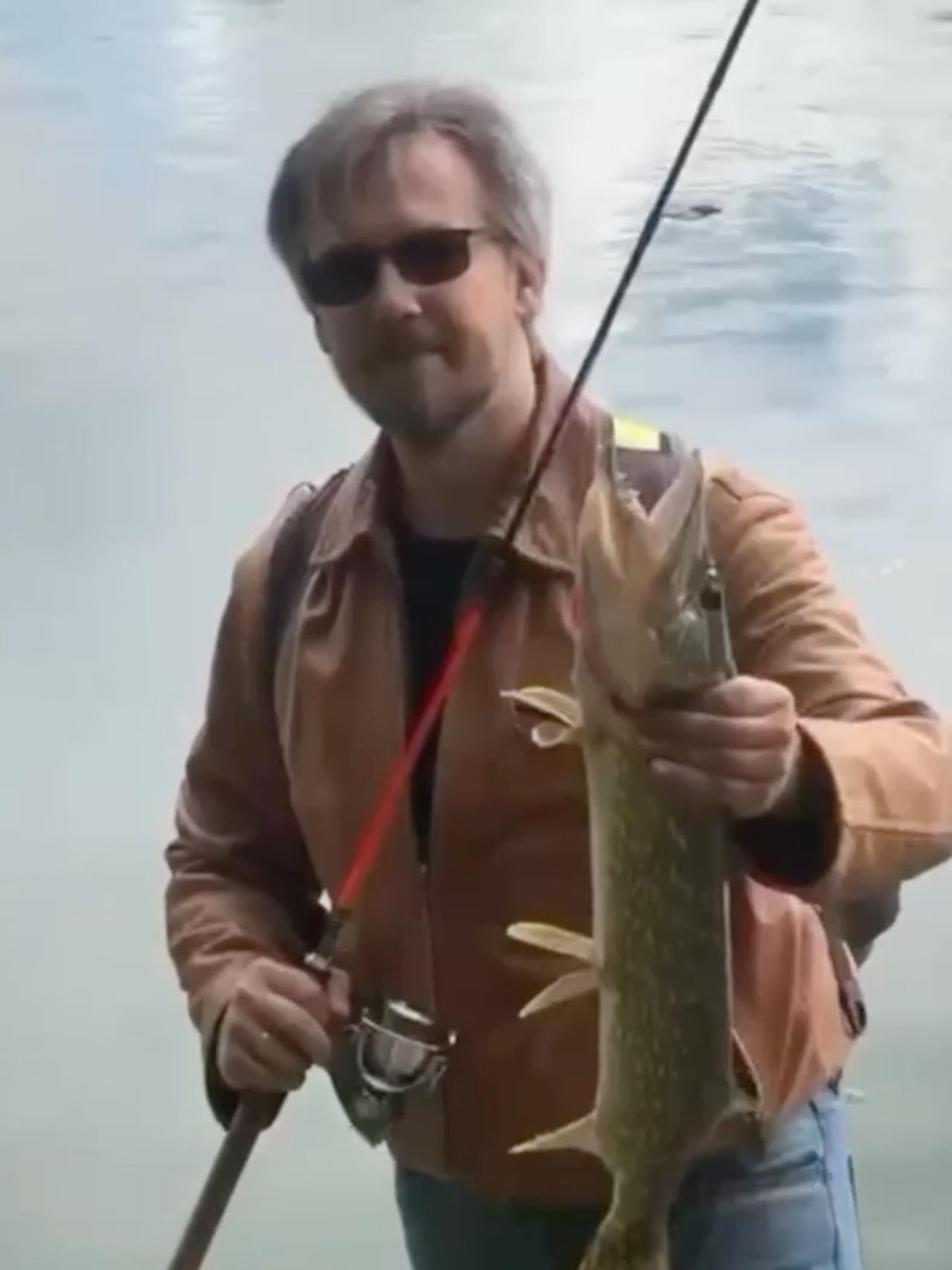 Мужчина показал на видео неожиданный улов из пруда в центре Москвы