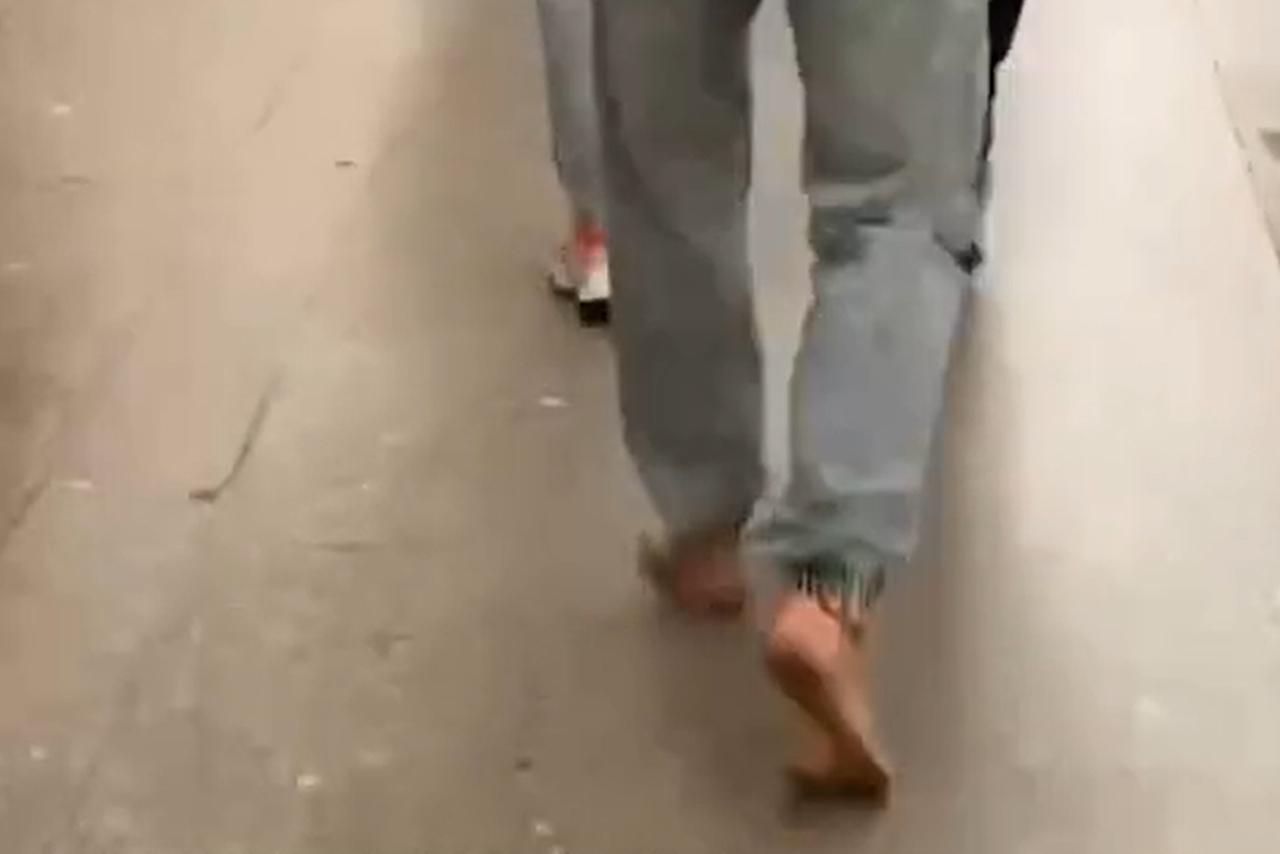 Босоногий пассажир в столичном метро попал на видео