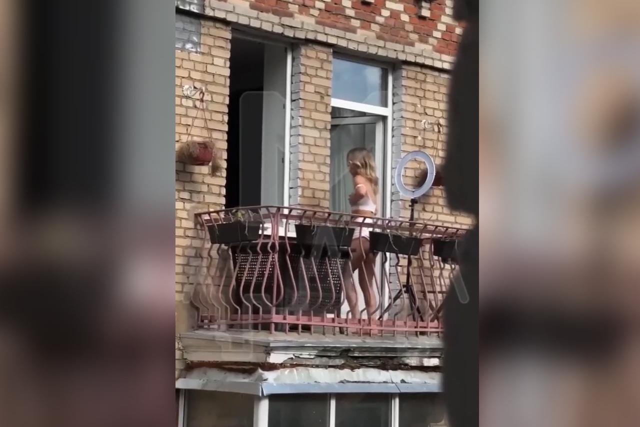 На балконе дома в Москве заметили снимающую откровенный контент девушку