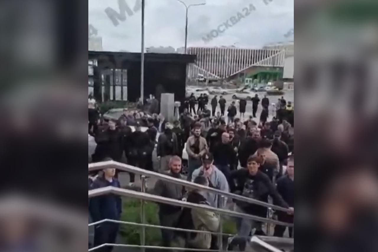 Москвичи устроили народный сход против шаурмичной