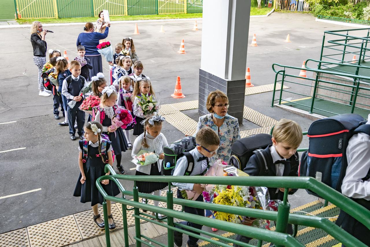 Жителей Подмосковья возмутили цены на одежду для школьников к 1 сентября