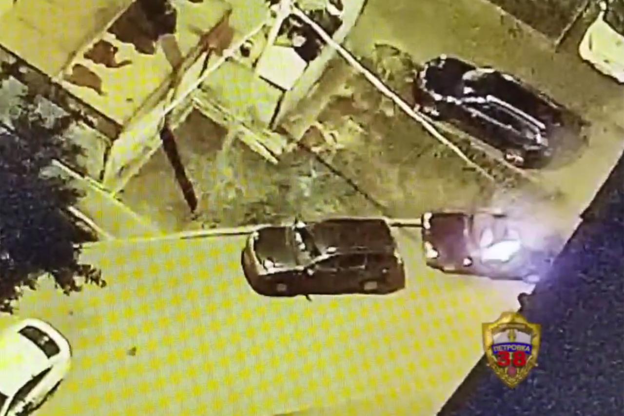 Автоугонщик поджег несколько машин в Москве и попал на видео