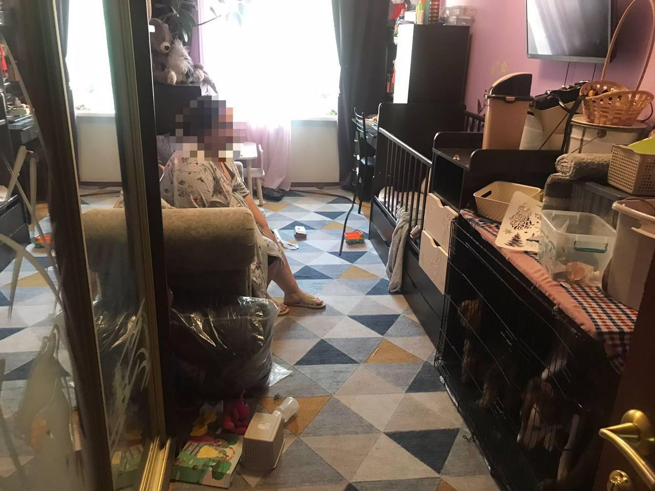 Мать найденного во дворе младенца разыскали в Москве