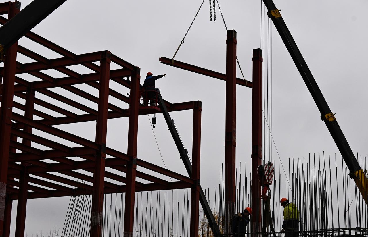 Рабочего убило током на стройке в Подмосковье